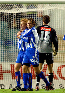 Patric Andersson gratuleras av Karl Svensson