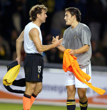 Amedeo Carboni, Valencia och Stefan Ishizaki, byter tröjor