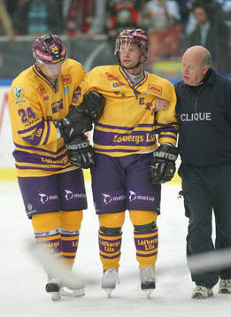 Jonas Frögren och Radek Hamr, Färjestad. Skada