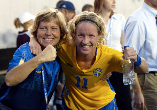 Victoria Svensson och Marika Domanski Lyfors, jubel 1-0