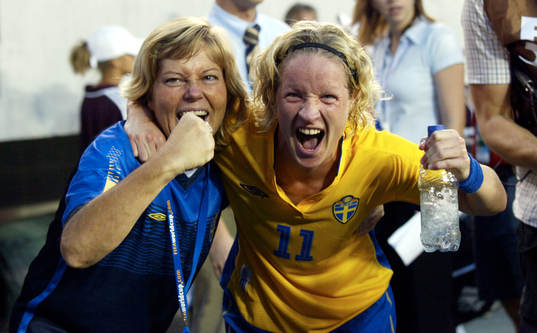 Victoria Svensson och Marika Domanski Lyfors, jubel 1-0