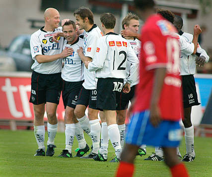 Lars Larsen har gjort 1 - 0 för Örebro och klappas om