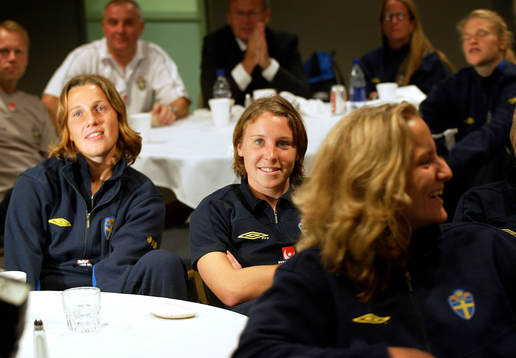 Malin Andersson och Hanna Ljungberg ser slutet på matchen