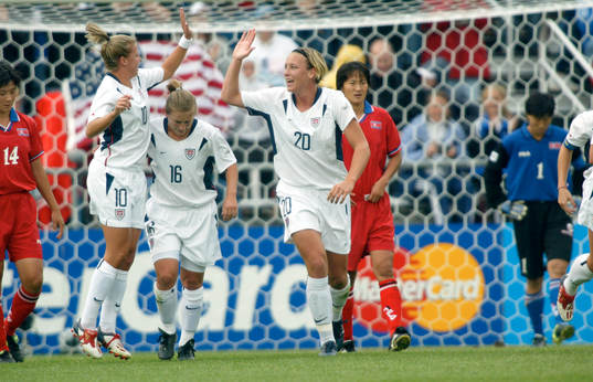 Abby Wambach, USA har gjort 0-1 på straff och jublar
