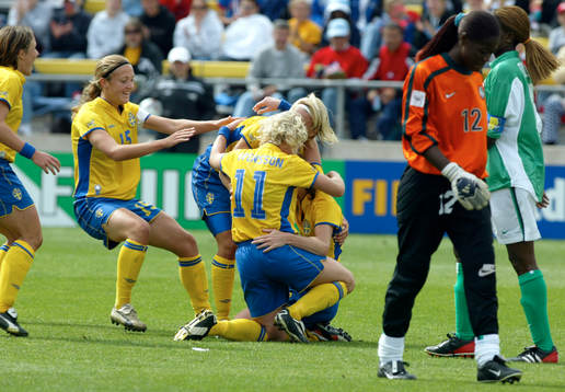 Malin Moström, Sverige har gjort 3-0 och gratuleras av