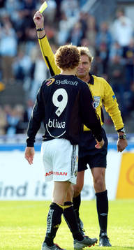 Anders Frisk, domare. Gult kort, varning