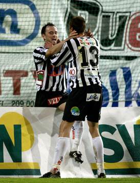 Audun Helgason gratuleras av Jonas Olsson