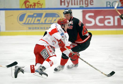 Mats Hansson, Timrå, flyger fram framför Johan Norgren,