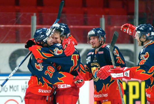 Christian Eklund kramar om 3-0 skytten Jonathan Hedström,
