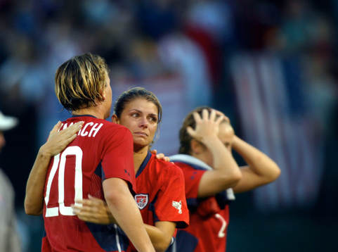 Mia Hamm och Abby Wambach, depp