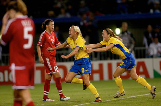 2-1 Josefine Öqvist gör Sveriges avgörande mål, jubel