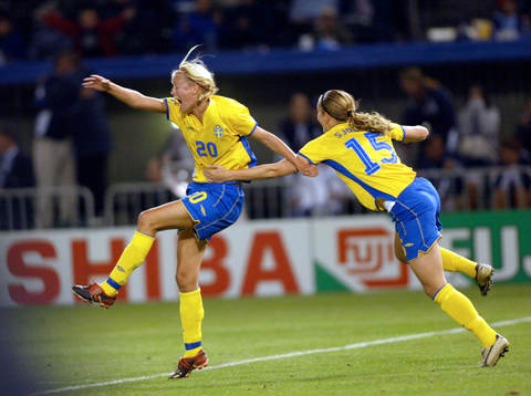 2-1 Josefine Öqvist gör Sveriges avgörande mål, jubel