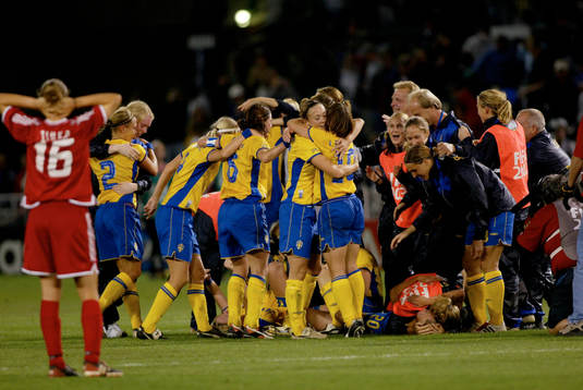 2-1 Josefine Öqvist gör Sveriges avgörande mål, nu är