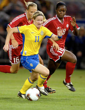 2-1 Victoria Svensson uppvaktad av Brittany Timko och Tanya