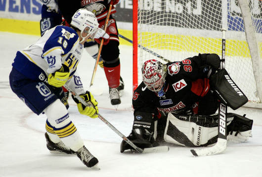 Anders Huusko, HV71 försöker komma åt pucken som