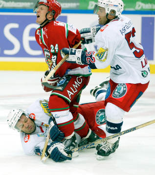 Niklas Andersson, Frölunda tas hårt av Peter Larsson