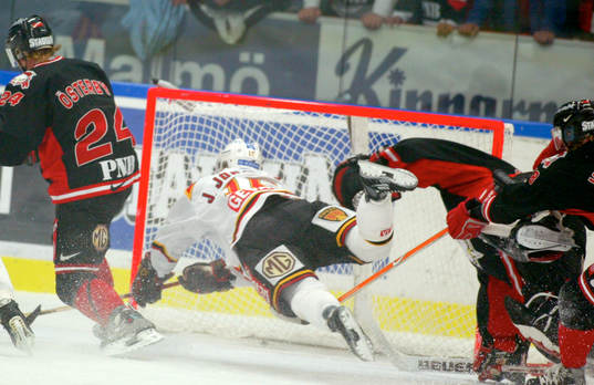 Brynäs, Jakob Johansson, flyger framför Malmös mål