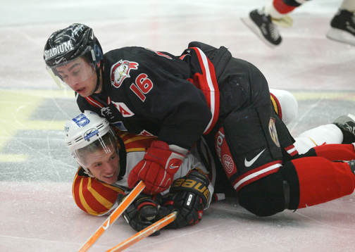 Franz Nielsen, Malmö, trycker ner Daniel Johansson, Brynäs