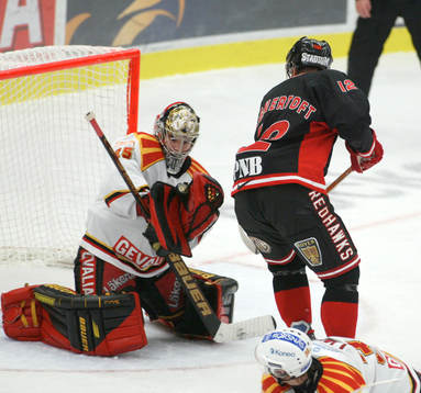 Markus Korhonen, målvakt, Brynäs plockar pucken