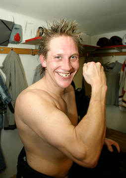 Brynäs tremålsskytt, Mikael Lind, spänner musklerna