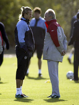 David Beckham pratar med förbundskapten Sven Göran