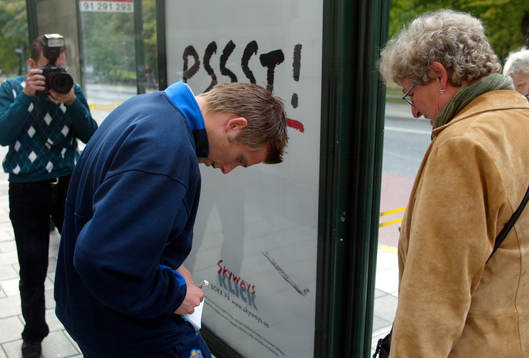 Anders Svensson skriver autograf på Sturegatan