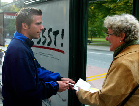 Anders Svensson skriver autograf på Sturegatan
