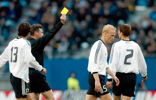 Valentin IVANOV, domare,  Michael BALLACK , Christian