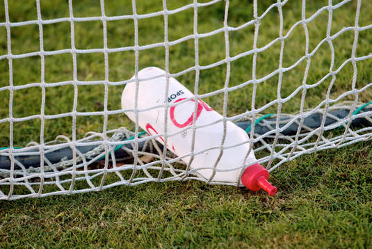 Fotboll, nät, flaska, vattenflaska
