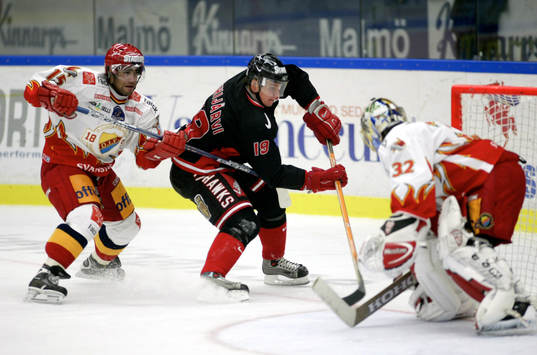 Juha Riihijärvi, Malmö, får nästan in pucken bakom