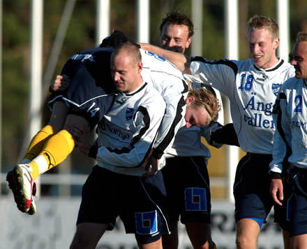 Matchhjälten Magnus Eriksson tackar Johan Åkesson för