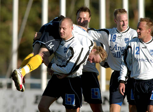 Magnus Eriksson har avgjort och grattas. Magnus tackar