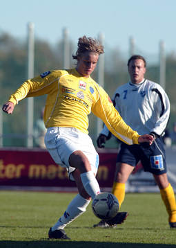 Andreas Drugge, lån från Elfsborg tar bollen framför