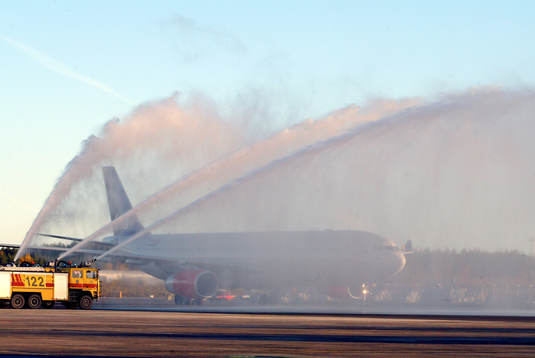 Det svenska damlagets flygplan blev nersprutat med vatten