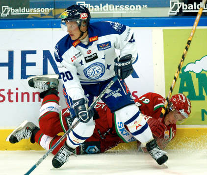 Jari Tolsa, Frölunda får en tryckare av Tobias Holm,