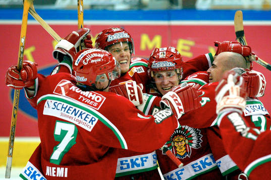 Magnus Kahnberg jublar och gratuleras
