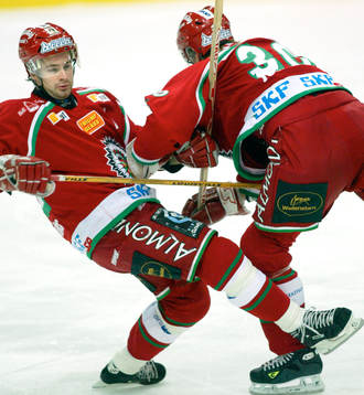 Peter Ström får sig en tryckare av Jonas Johnson