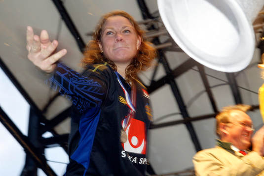 Kungsträdgården; Caroline Jönsson kastar ut sin