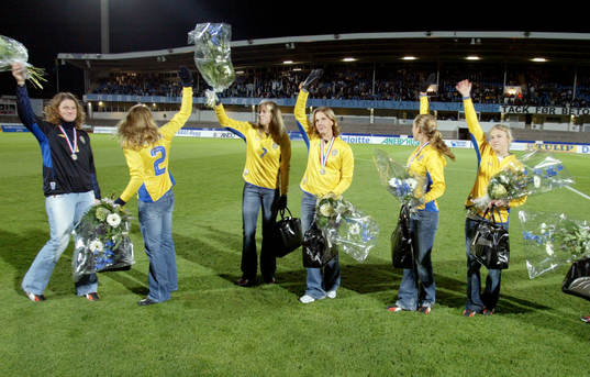 Malmös VM-tjejer hyllades innan matchen. ( Dam, VM)