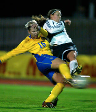 Lisa Dahlkvist, Sverige