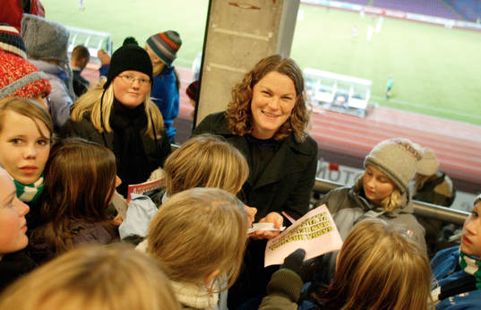 VM-hjälten Caroline Jönsson uppvaktas av autografjägare