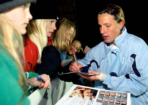 VM-hjälten Malin Andersson uppvaktas av autografjägare