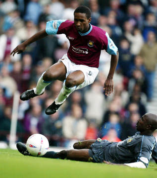 Jermain Defoe, West Ham hoppar förbi  Mo Camara, Burnley