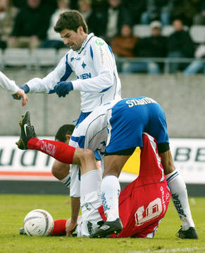 Daniel Mendes  liggande och Filip Apelstav