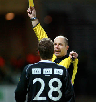 Martin Hansson, domare. Gult kort, varning