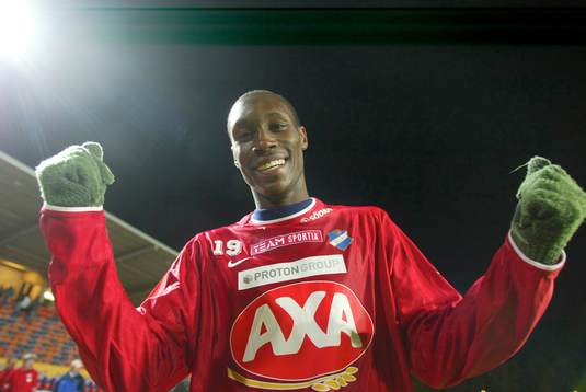 Tvåmålsskytten Atiba Huchinson, Öster