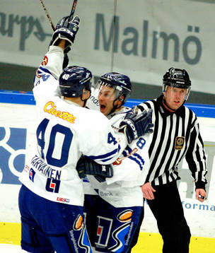 Mikko Peltola kramas om av Jussi Tarvainen