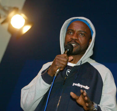 Peter Ijeh rappar på Stenkulaskolan