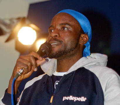 Peter Ijeh rappar på Stenkulaskolan