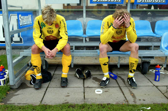 Ännu ett förlorat kval… Två Mjällbyspelare deppar